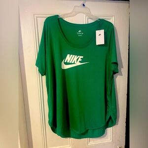 Nike Green Short Sleeve Relaxed Tee